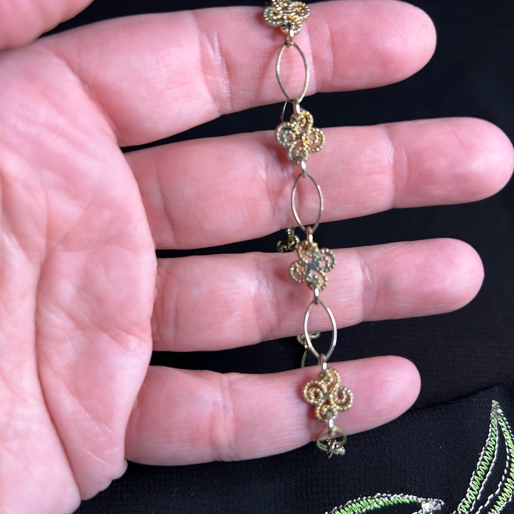 VTG Gold Tone Metal linked bracelet with light wear. Unbranded. - Picture 6 of 6